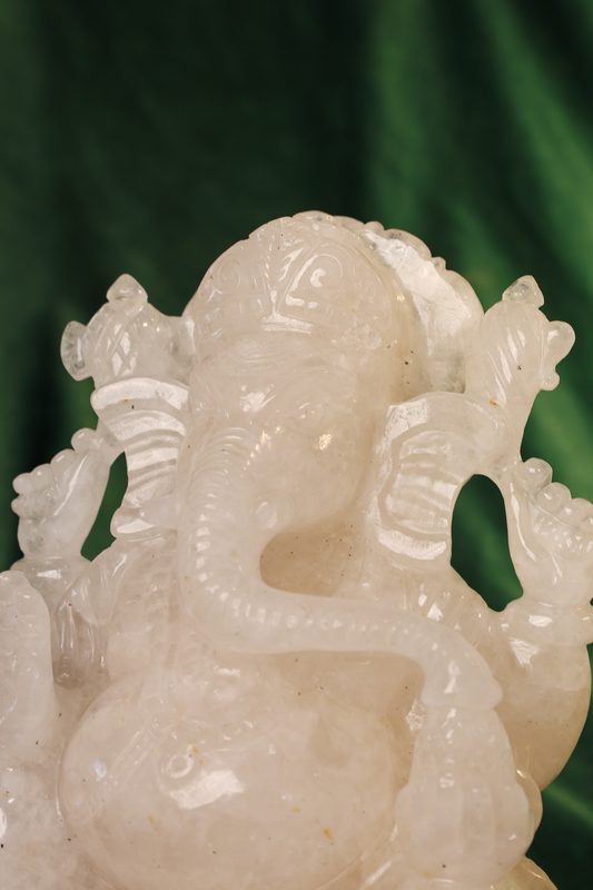 NATURAL WHITE QUARTZ GANESHA